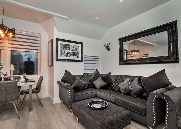 The Hepburn - Top Floor - Luxury For Up To 6 Guests Near Open Air Theatre And North Bay