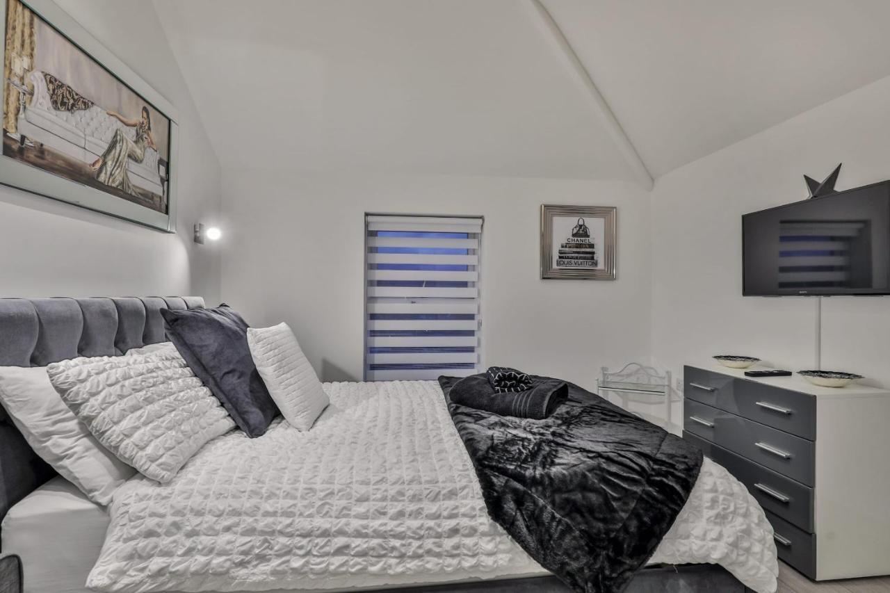 The Hepburn - Floor - Luxury For Up To 6 Guests Near Open Air Theatre And North Bay Appartement *